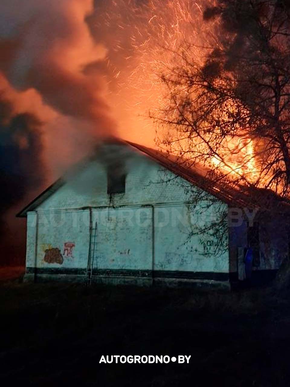 Сильный пожар на Фолюше: в зданиях бывшей военной части