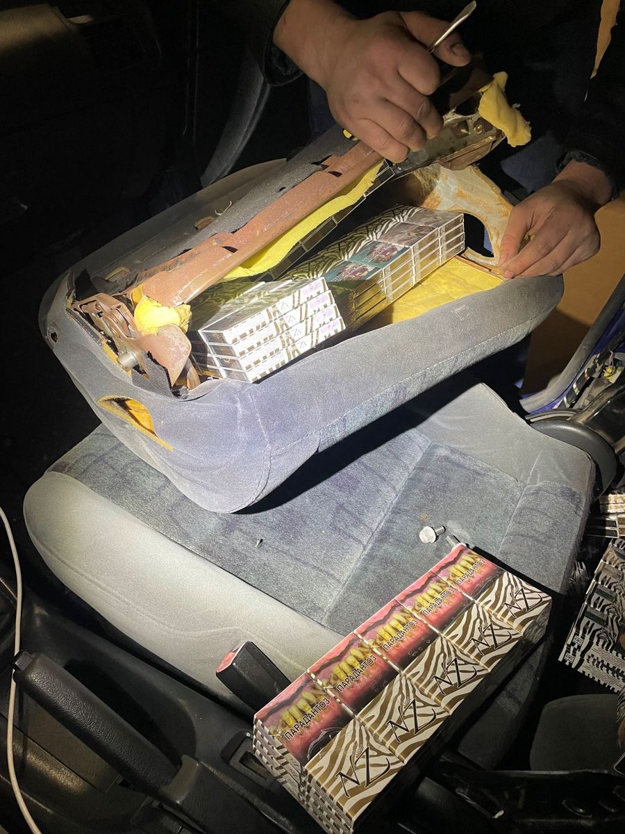 Мужчина повез в Литву сигареты в сиденьях своего автомобиля