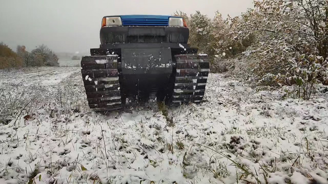 Белорус своими руками собрал вездеход на гусеницах и покорил ТикТок