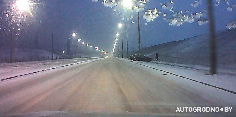 Девушка чудом не получила травм во время удара о столб на объездной в Гродно