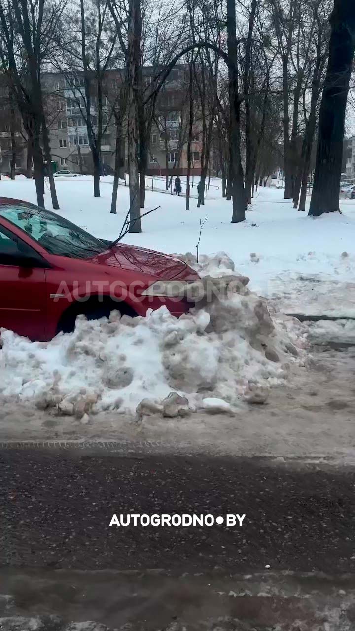 в Гродно мужчина засыпал машину соседа снегом и сам в этом признался. Пришлось вызывать милицию