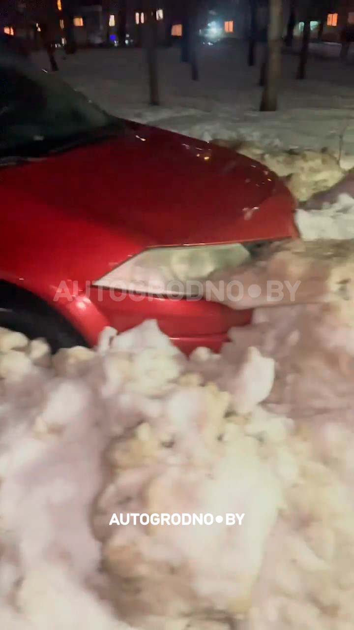 в Гродно мужчина засыпал машину соседа снегом и сам в этом признался. Пришлось вызывать милицию