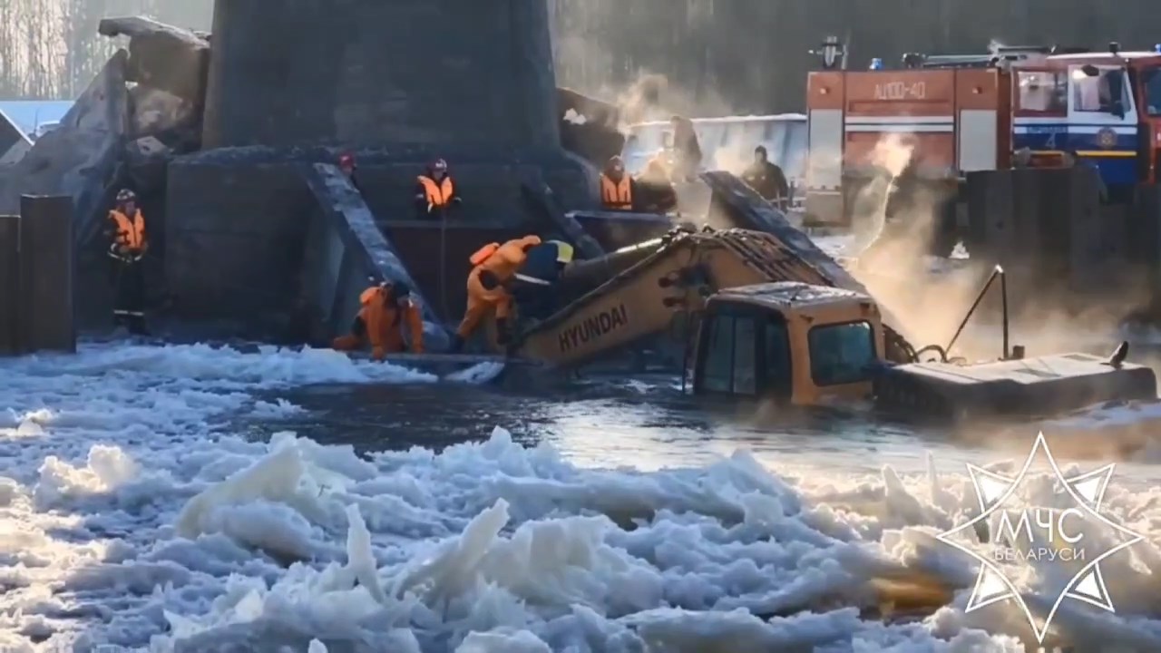 В Лидском районе обрушился пролет неэксплуатируемого моста через реку Неман