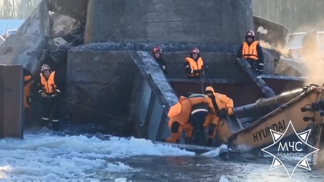 В Лидском районе обрушился пролет неэксплуатируемого моста через реку Неман