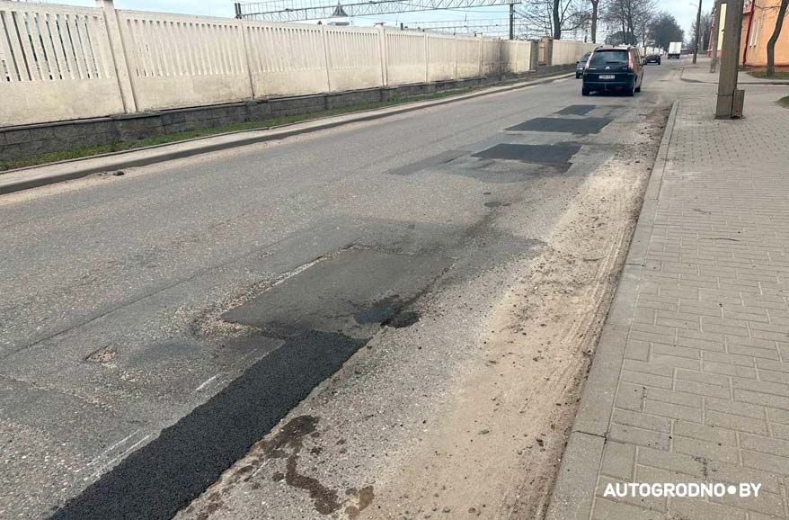 Девушка проезд по улице Красноармейской в Гродно обошелся в 150 рублей. Или почему при виде ямы нужно сразу звонить в 115