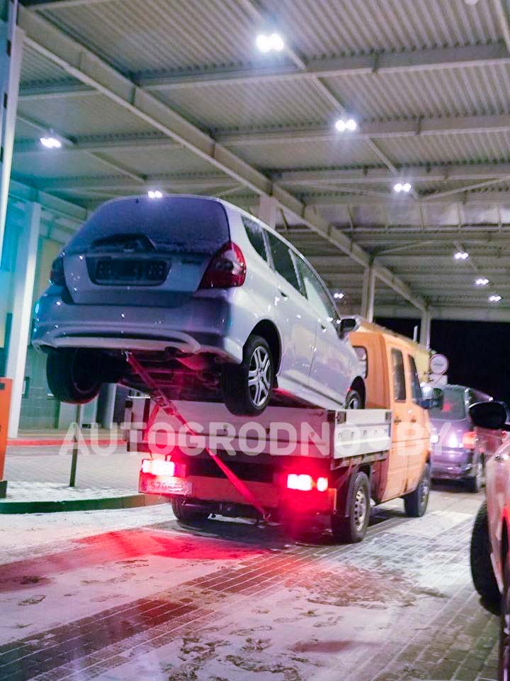 Посмотрите, как из Европы везут легковой автомобиль