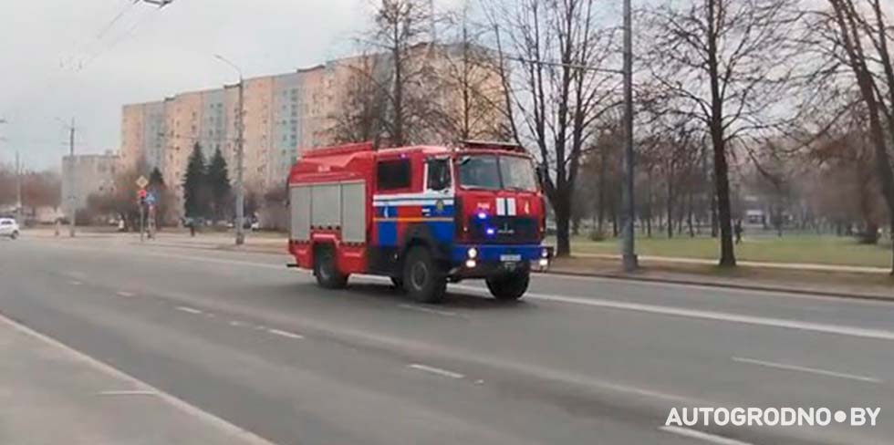 В Беларуси пожарные автомобили, спешащие на срочный вызов, обязаны останавливаться на красный сигнал светофора. Это обязаны знать пешеходы