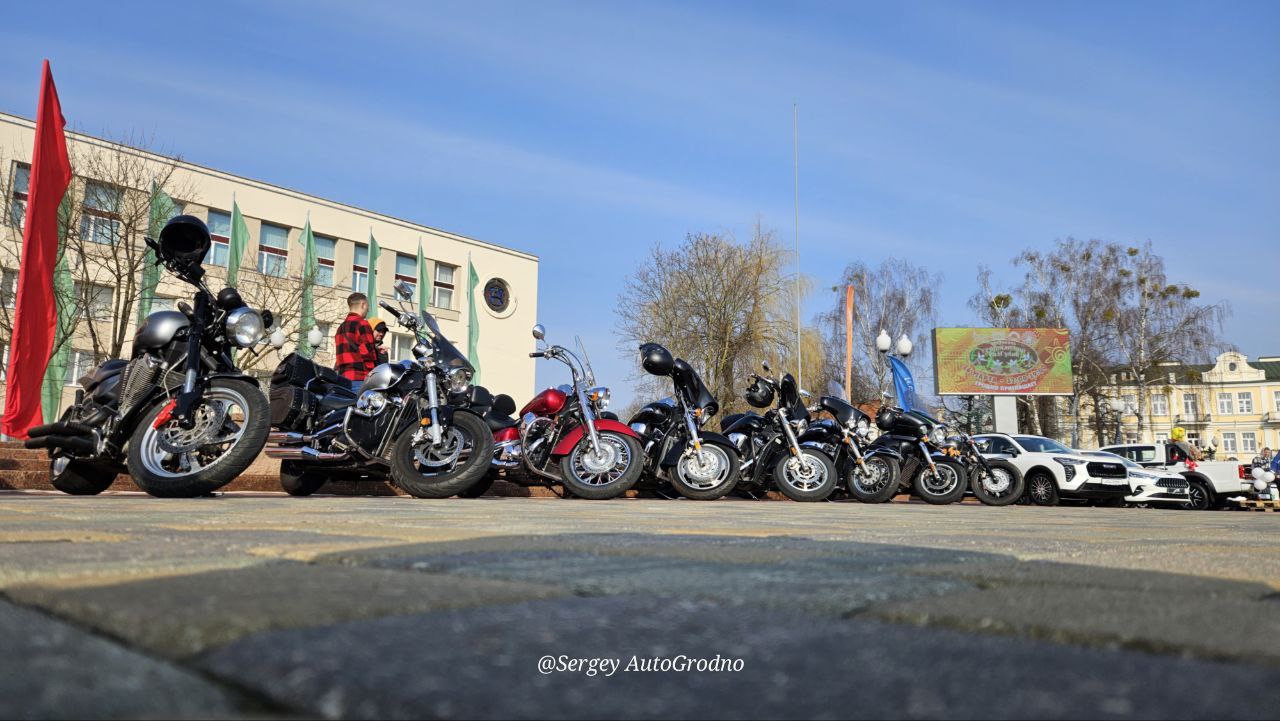 Фотофакт: авто и мотоклубы Гродно выставили свою технику на фестивале в центре