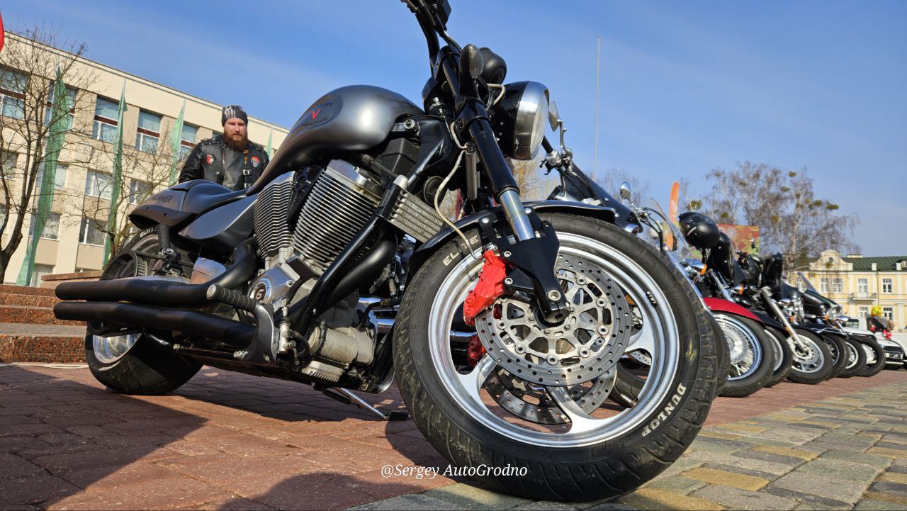 Фотофакт: авто и мотоклубы Гродно выставили свою технику на фестивале в центре