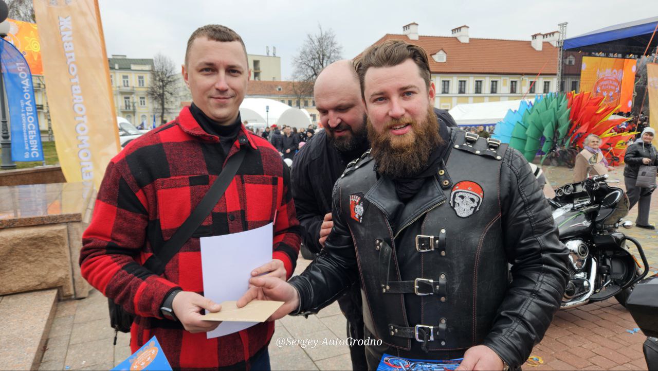Фотофакт: авто и мотоклубы Гродно выставили свою технику на фестивале в центре