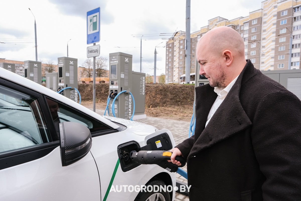 Новый электромобиль Bestune NAT с гарантией 400 тысяч: примеряем его под такси