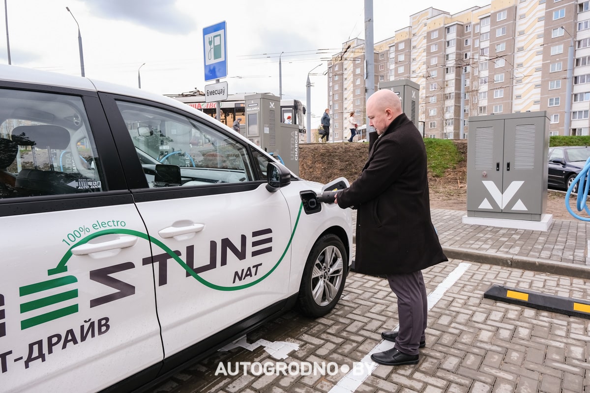 Новый электромобиль Bestune NAT с гарантией 400 тысяч: примеряем его под такси