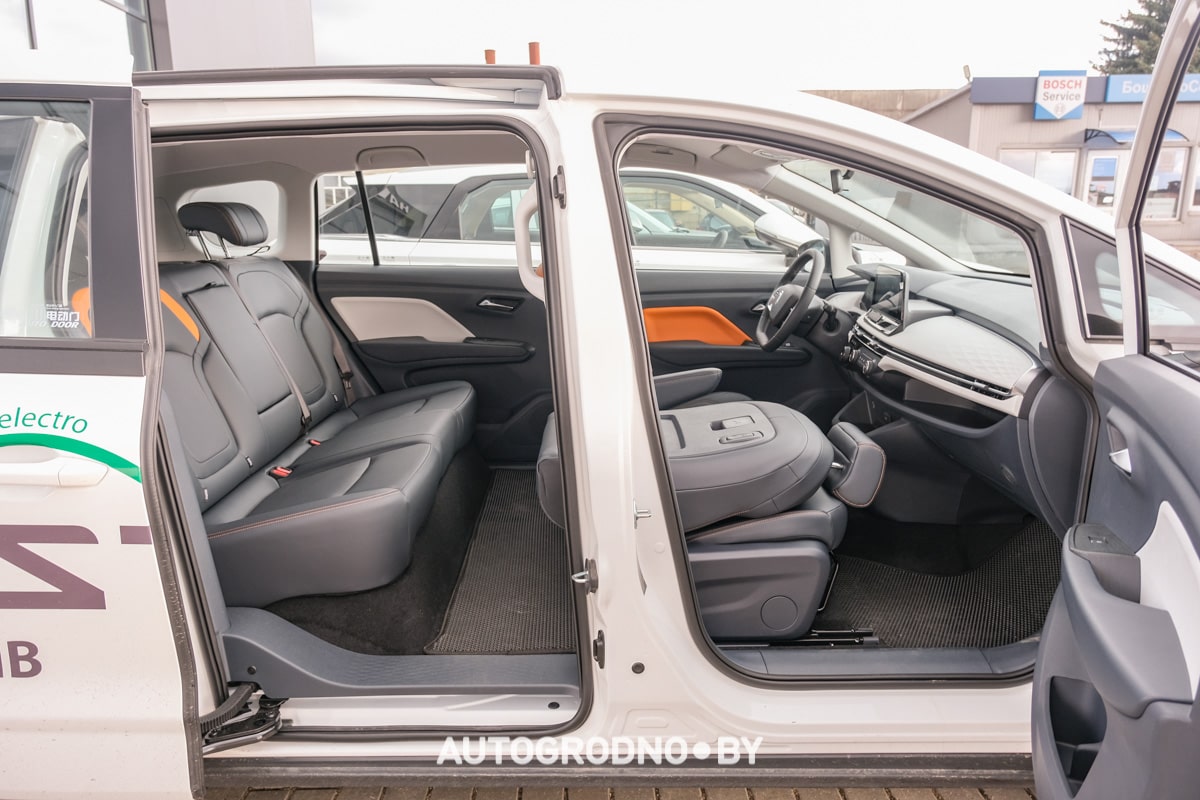 Новый электромобиль Bestune NAT с гарантией 400 тысяч: примеряем его под такси