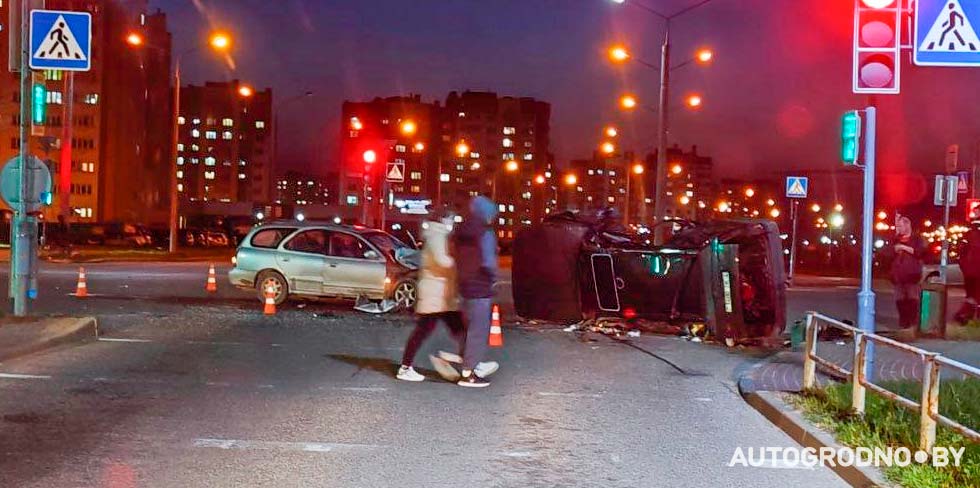 Жесткая авария в м-не Ольшанке: от удара VW Passat опрокинулся на бок