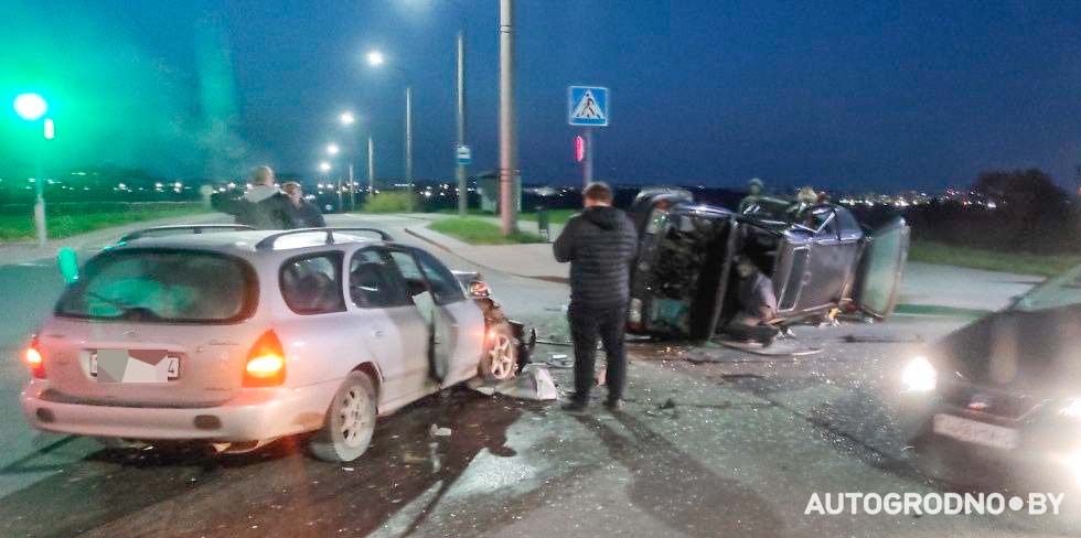 Жесткая авария в м-не Ольшанке: от удара VW Passat опрокинулся на бок