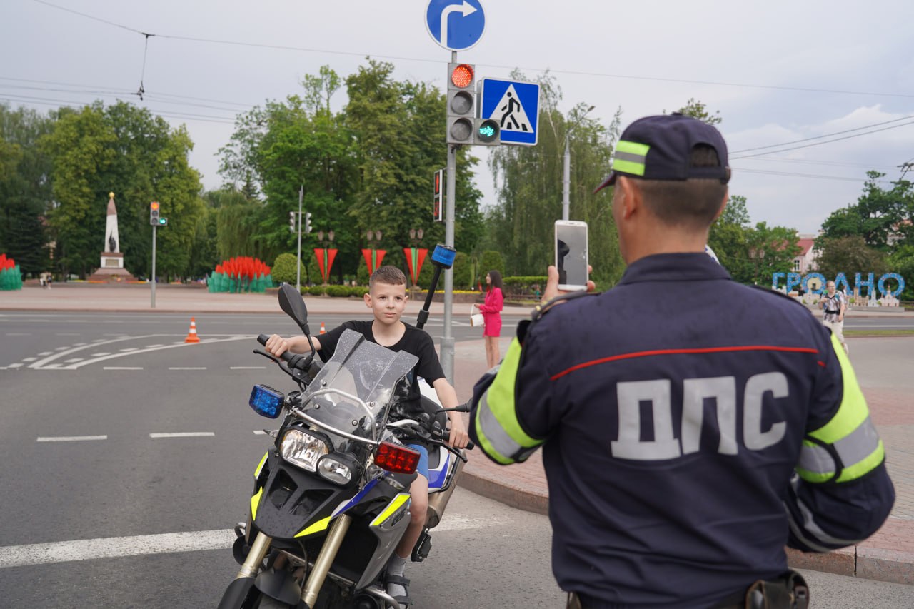 ГАИ Гродно показала свою технику и умение в маневрировании в центре Гродно