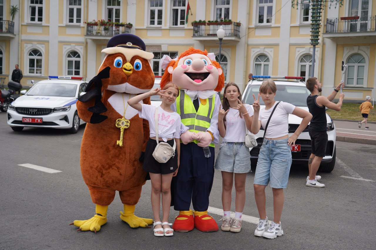 ГАИ Гродно показала свою технику и умение в маневрировании в центре Гродно