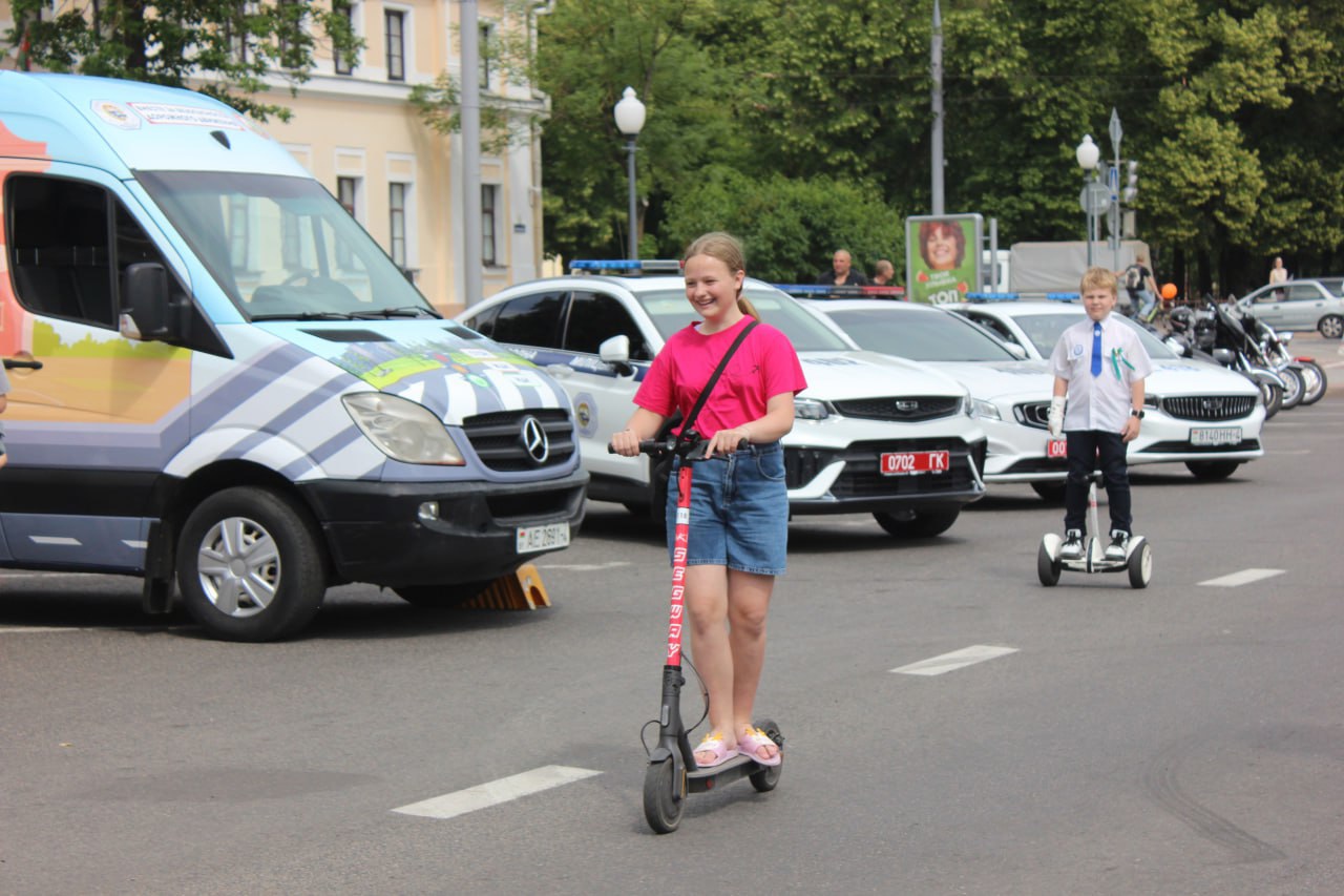 ГАИ Гродно показала свою технику и умение в маневрировании в центре Гродно