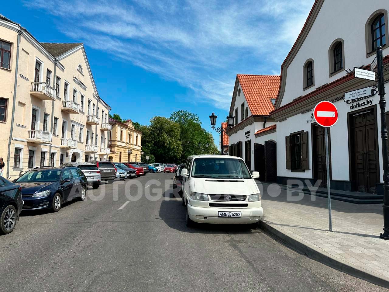 На Замковой в Гродно изменили организацию движения поставили кирпичи и знаки одностороннего движения