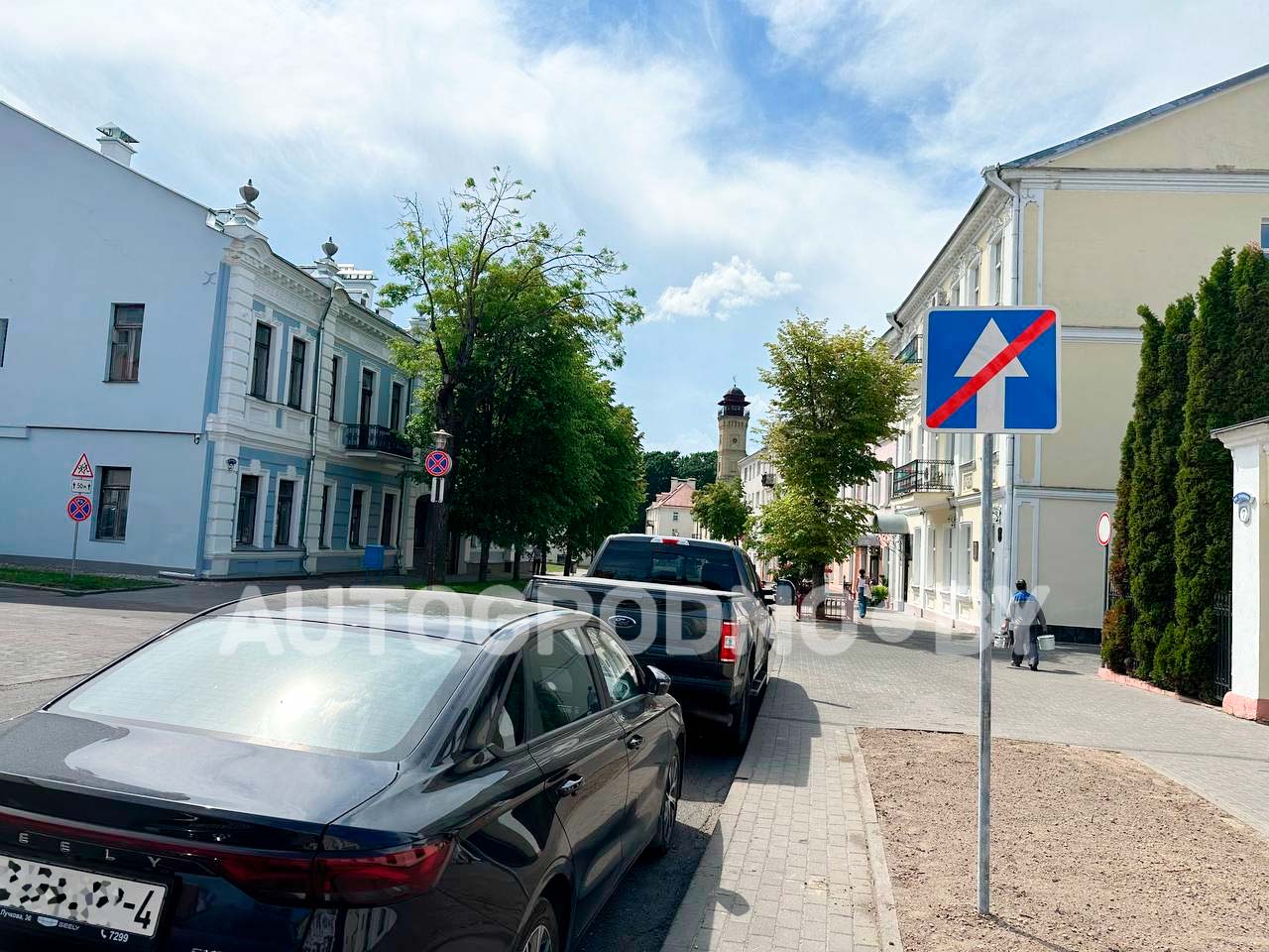 На Замковой в Гродно изменили организацию движения поставили кирпичи и знаки одностороннего движения