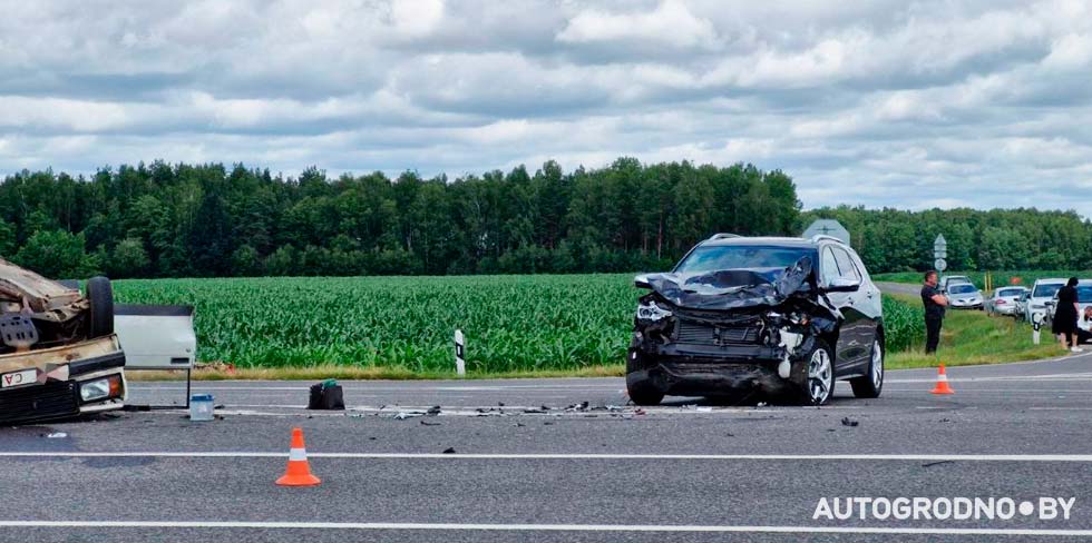Ужасная авария на перекрестке трассы М6 в Лидском районе: два человека погибли