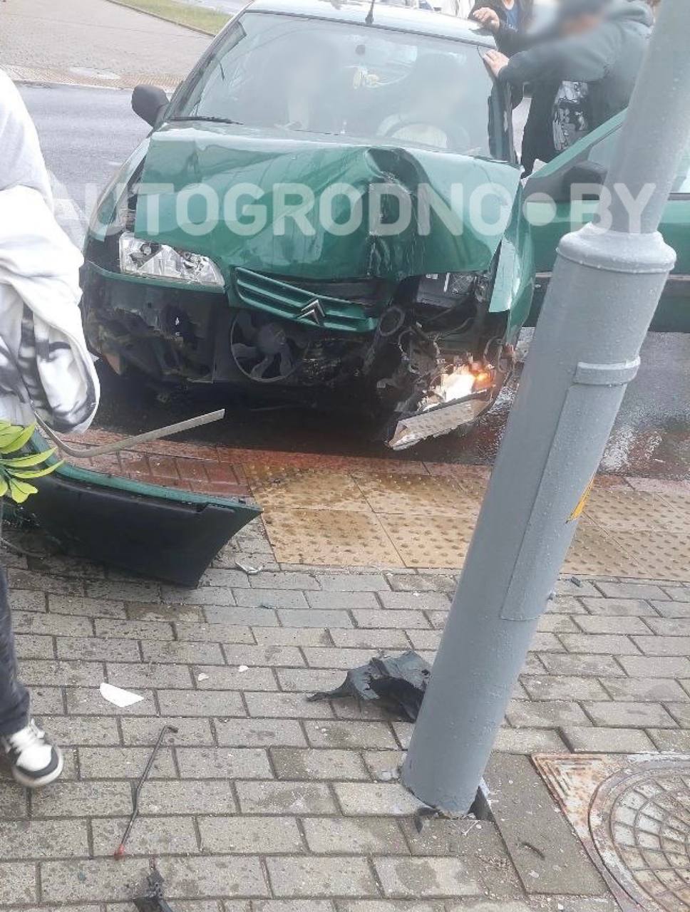 У Фарного костела в Гродно снова ДТП. На этот раз ограждения помогли