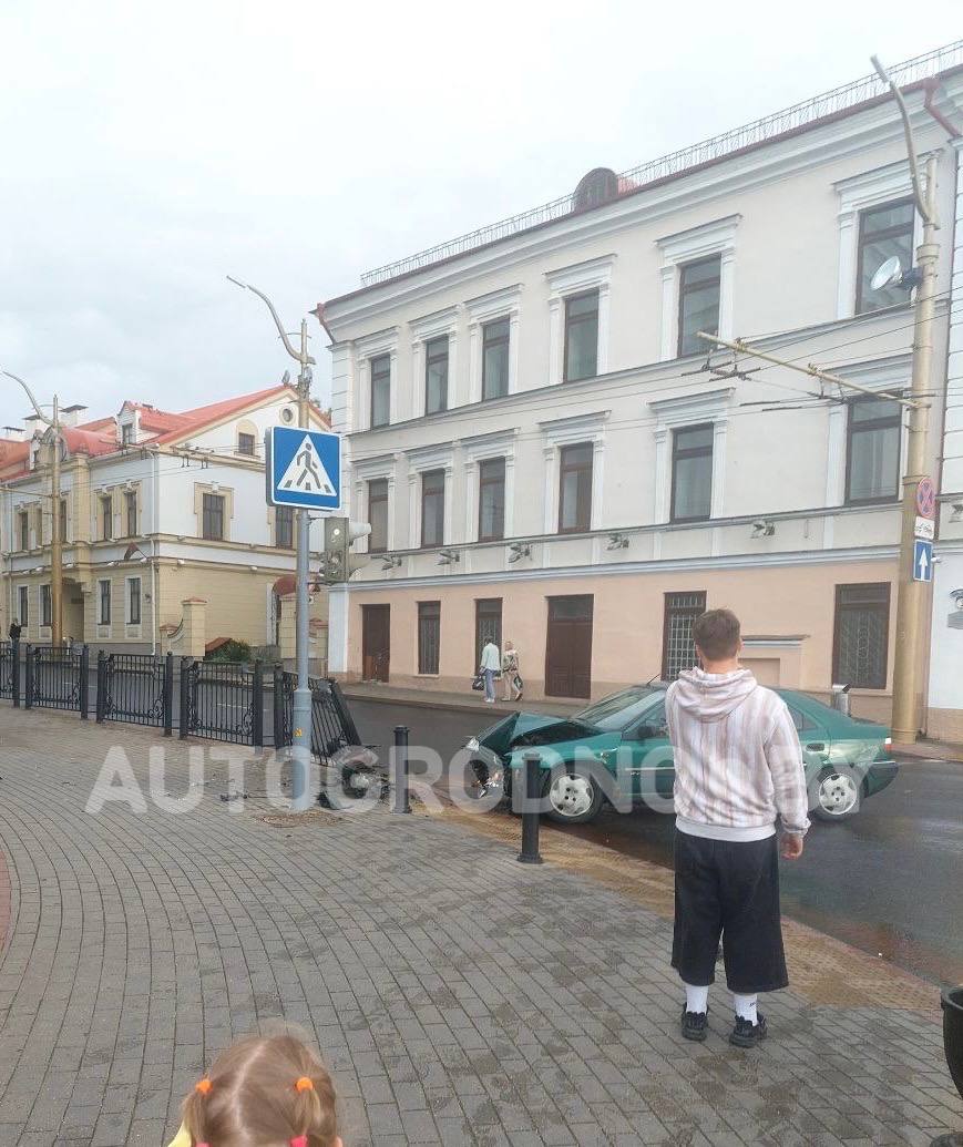 У Фарного костела в Гродно снова ДТП. На этот раз ограждения помогли
