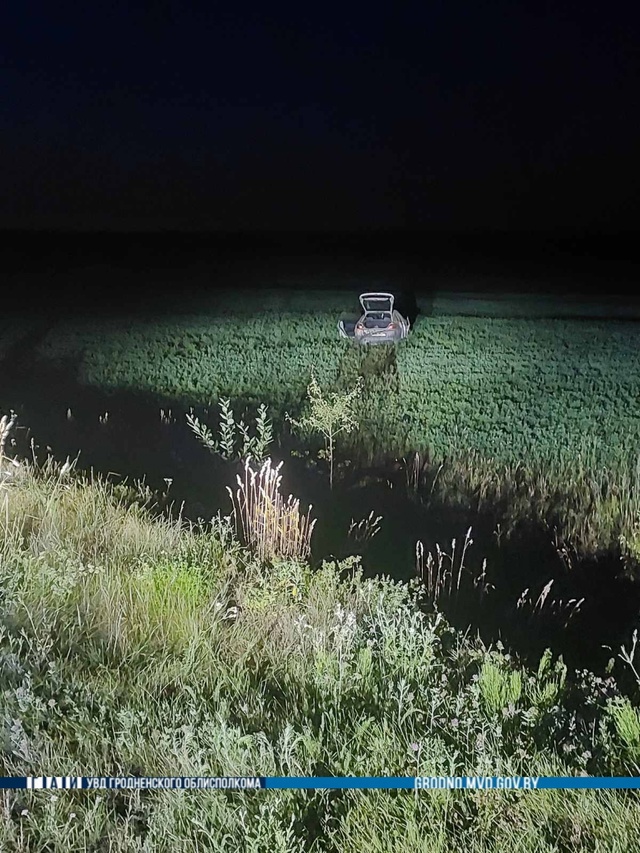 Под Лидой женщина отвлеклась от дороги у ехали далеко в поле