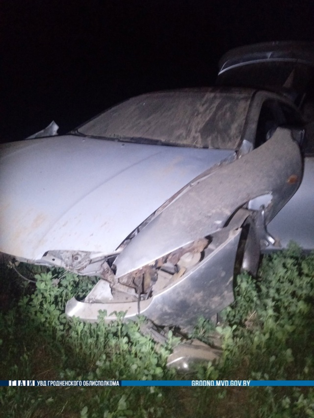 Под Лидой женщина отвлеклась от дороги у ехали далеко в поле