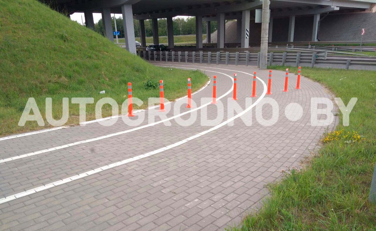 Опасный поворот на велодорожке в сторону Восточного моста обезопасили. Но самым неожиданным способом