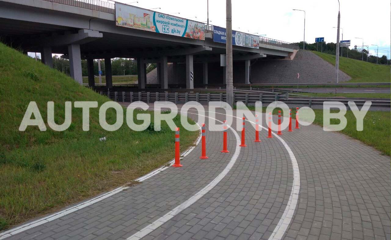 Опасный поворот на велодорожке в сторону Восточного моста обезопасили. Но самым неожиданным способом