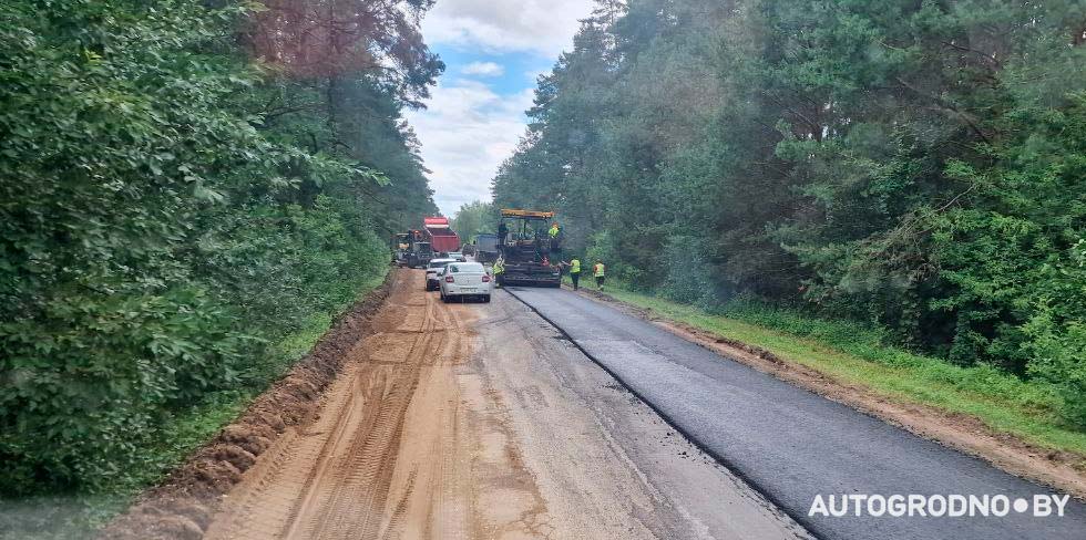 От Коробчиц до Каролино укладывают новый асфальт. Фотофакт