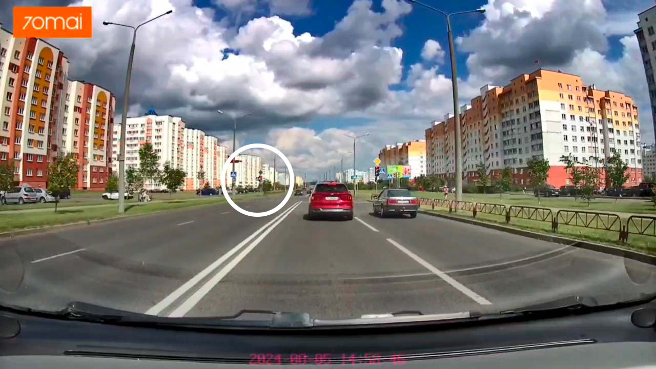 Проехал вдоль человека на красный даже не притормаживая: странная ситуация на ул.Южная в Гродно