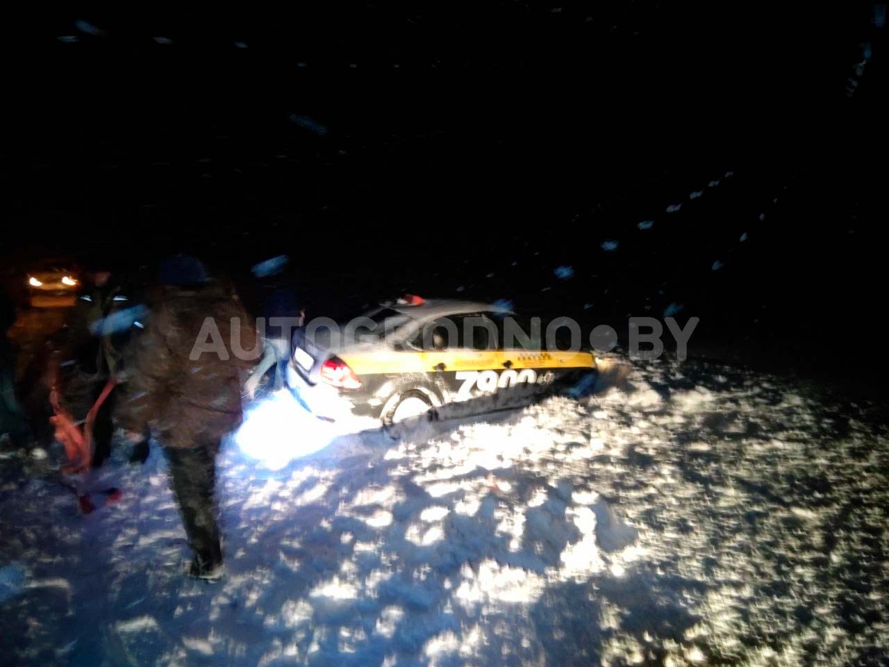 Это был сложный день: как водители Гродно пережили снегопад 20 января