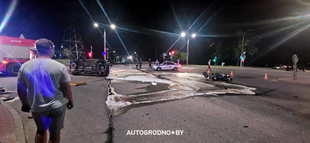 Мотоциклист ударом перевернул автомобиль: серьезное происшествие в Гродно. Репортаж