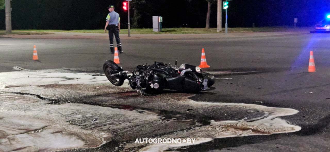 Мотоциклист ударом перевернул автомобиль: серьезное происшествие в Гродно. Репортаж