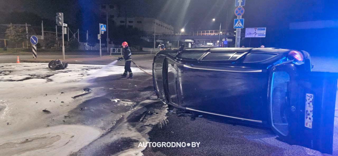 Мотоциклист ударом перевернул автомобиль: серьезное происшествие в Гродно. Репортаж