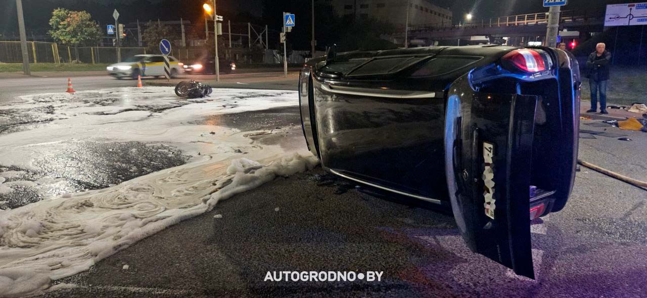 Мотоциклист ударом перевернул автомобиль: серьезное происшествие в Гродно. Репортаж