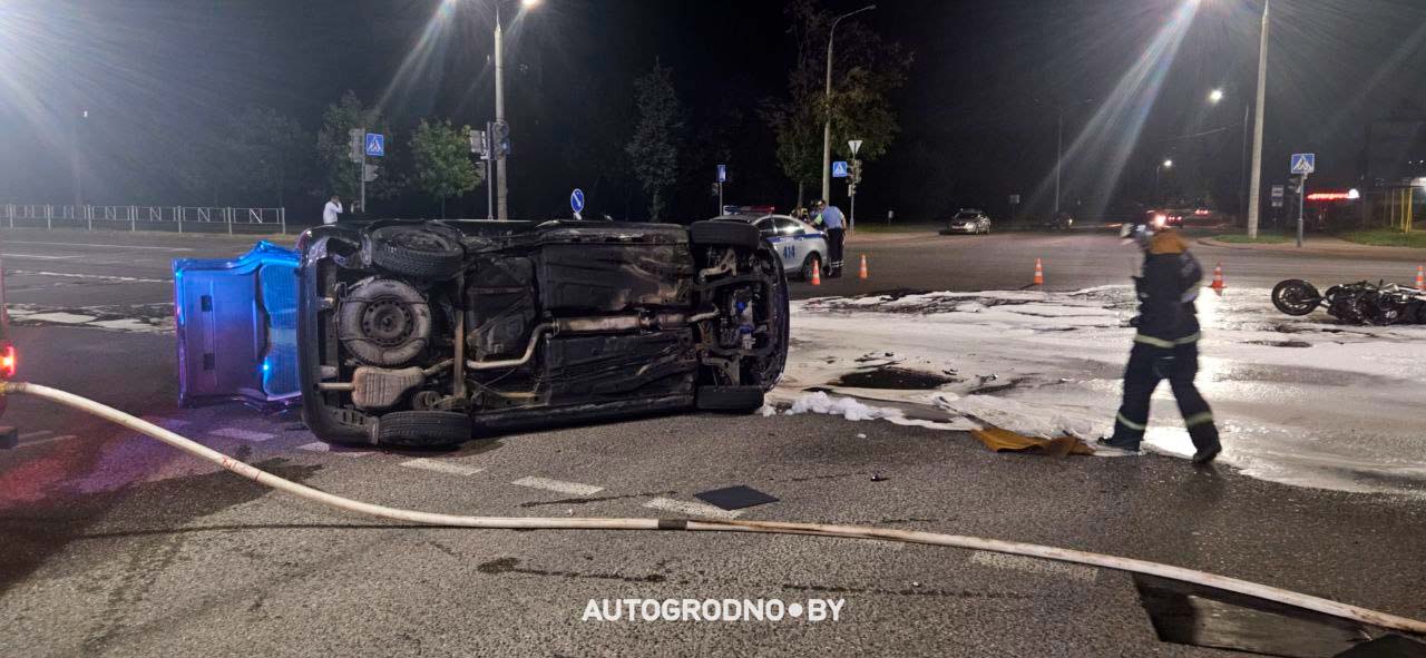 Мотоциклист ударом перевернул автомобиль: серьезное происшествие в Гродно. Репортаж