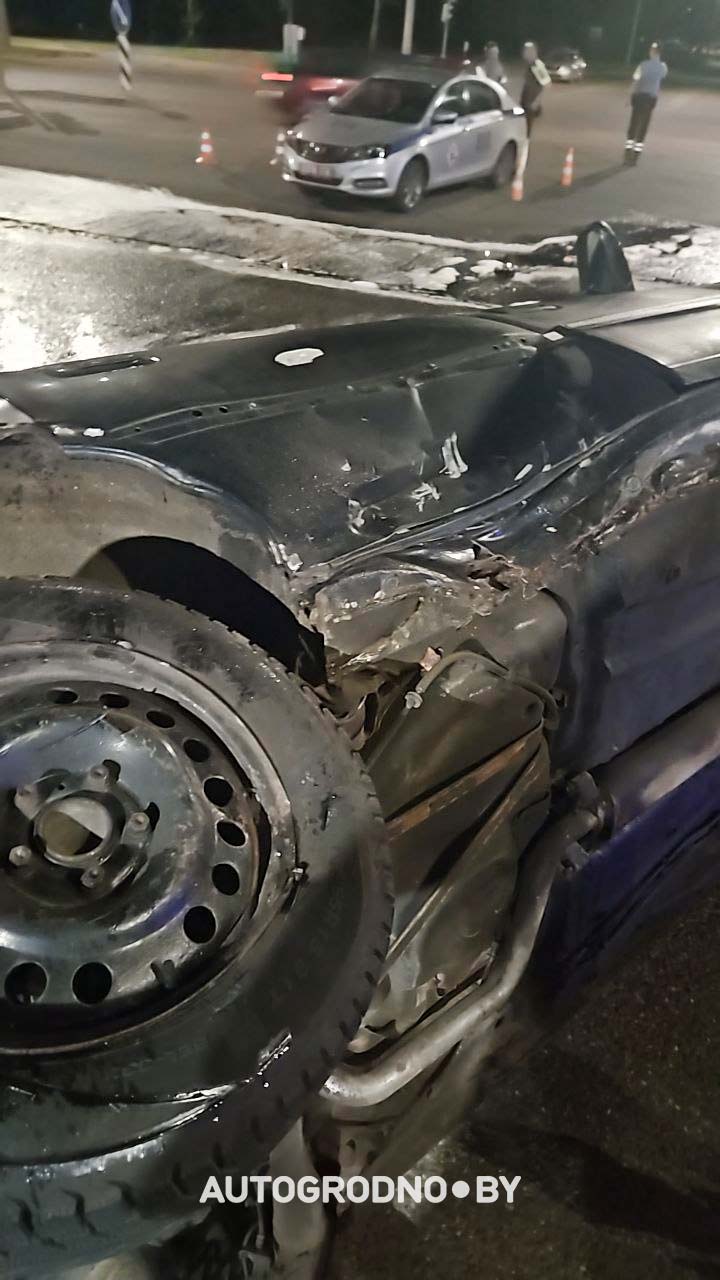 Мотоциклист ударом перевернул автомобиль: серьезное происшествие в Гродно. Репортаж