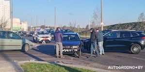 В Гродно столкнулись Haval Jolion и Volkswagen Passat: один водитель пытался успеть проскочить перед другим