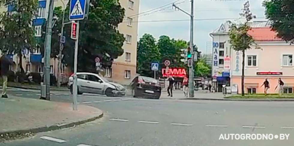 В ГАИ Гродно сказали, что может ожидать водителя, который выполнил "трюк" и устроил ДТП на Космонавтов