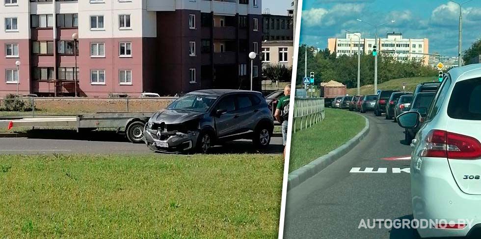 Ситуация на Магистральной: на дороге развернуло Renault Kaptur