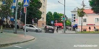 В ГАИ Гродно сказали, что может ожидать водителя, который выполнил "трюк" и устроил ДТП на Космонавтов