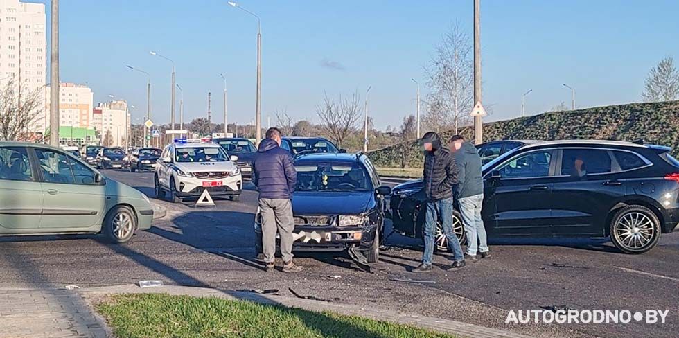 В Гродно столкнулись Haval Jolion и Volkswagen Passat: один водитель пытался успеть проскочить перед другим
