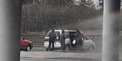 "Увел пассажирку из буса чуть ли не за руку". Водители жалуются на возвращение "бомбил-зазывал"