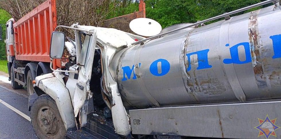 Под Лидой молоковоз протаранил самосвал: спасатели вырезали из кабины водителя