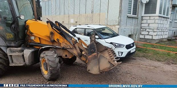 Боль гродненского двора: легковушка получила ковшом по крылу