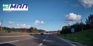 На трассе М6 на обочине стоял лось. Сначала позировал, а потом сорвался с места. Хорошо, что не на дорогу 