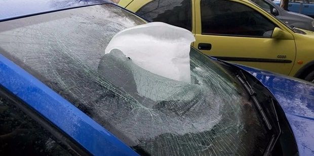 Когда в машину "прилетело". Кто ответит за упавший на авто лед?